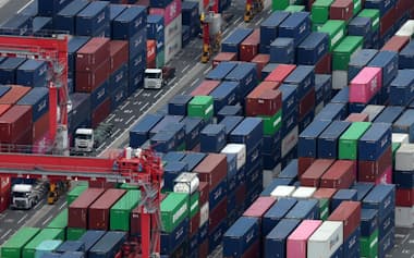 コンテナターミナルのコンテナ貨物(大阪市住之江区)