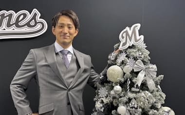 契約更改交渉後、写真撮影に応じポーズをとるロッテの小島(17日、ZOZOマリンスタジアム)=共同