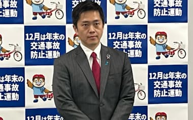 記者団の取材に答える大阪府の吉村知事(17日、大阪市)