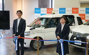 森ノ宮営業所の開業にあわせて記者会見に出席したニューモの青柳社長㊧ら(17日、大阪市城東区)