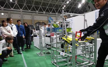 トヨタ自動車九州が展示したからくり(17日、豊田市)