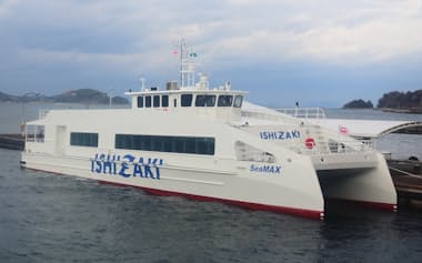 19日から運航開始予定の石崎汽船のリニアジェット船(17日、松山市)