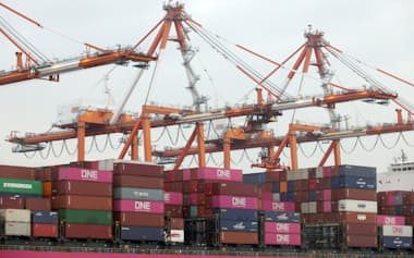 船に積まれたコンテナ(名古屋港)