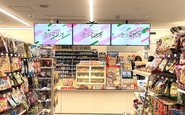 ファミリーマートは、一部店舗に設置されたデジタルサイネージを軸に店舗のメディア化を進める