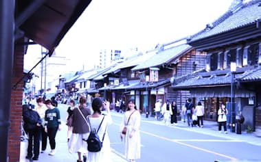 日中の一番街は蔵造りの街並みを見ようと多くの観光客が訪れる(埼玉県川越市)
