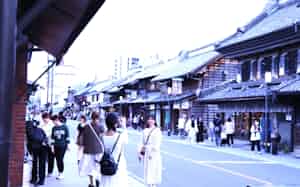 日中の一番街は蔵造りの街並みを見ようと多くの観光客が訪れる(埼玉県川越市) 日中の一番街は蔵造りの街並みを見ようと多くの観光客が訪れる(埼玉県川越市)