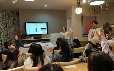 三井住友銀行とくら寿司は、小学生向けに金融と食育に関する出張授業を開いた(17日、大阪市淀川区)