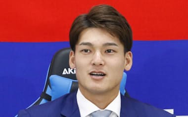 契約を更改し、記者会見する中日・石川昂(17日、ナゴヤ球場)=共同