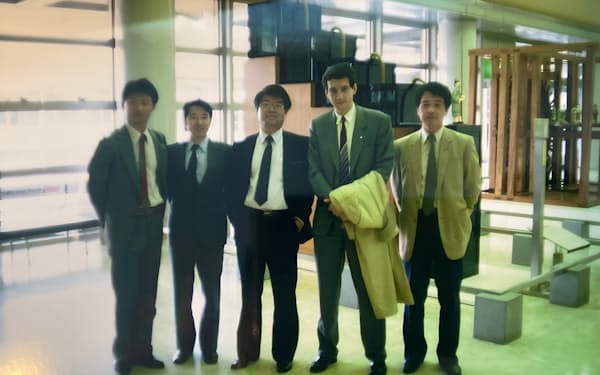 1985年に日本での仕事が始まった（右から２番目がデルマス氏）