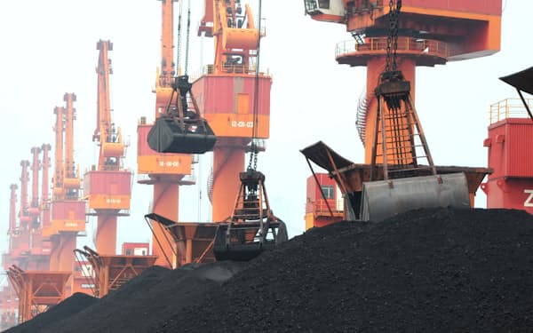 輸入石炭が積み出される江蘇省の港＝ロイター