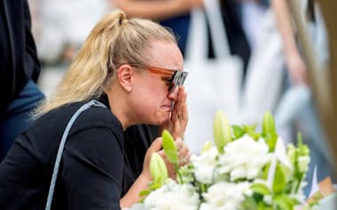 銃乱射事件の犠牲者を悼む女性(16日、シドニー)=ロイター