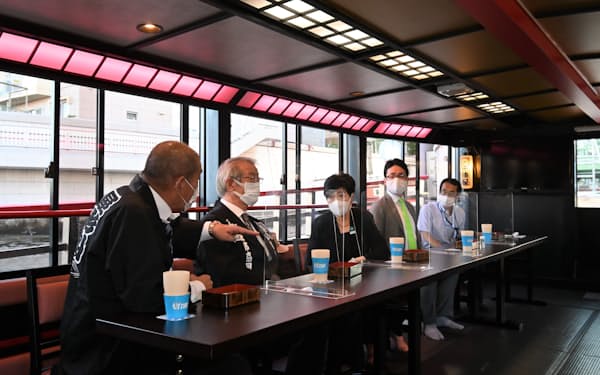 バイオ燃料を使用した屋形船を視察する東京都の小池百合子知事ら（6日、都内）