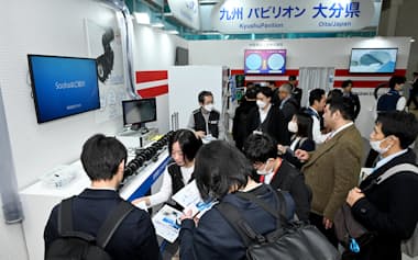 セミコン・ジャパンの「九州パビリオン」に集まる来場者ら(17日、東京都江東区)