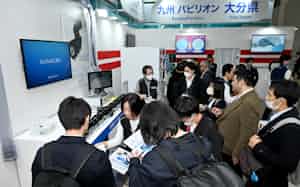 セミコン・ジャパンの「九州パビリオン」に集まる来場者ら(17日、東京都江東区) セミコン・ジャパンの「九州パビリオン」に集まる来場者ら(17日、東京都江東区)