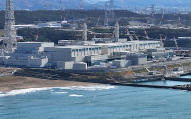 新潟県の東京電力柏崎刈羽原子力発電所の(左から)5号機、6号機、7号機