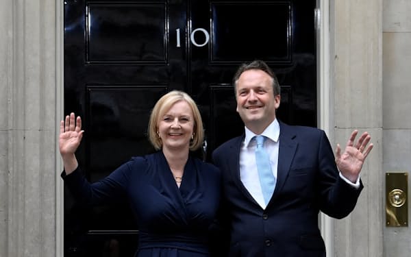 正式に英国の首相に就任したトラス氏（左）と夫のヒュー・オレアリー氏（6日、首相官邸）＝ロイター
