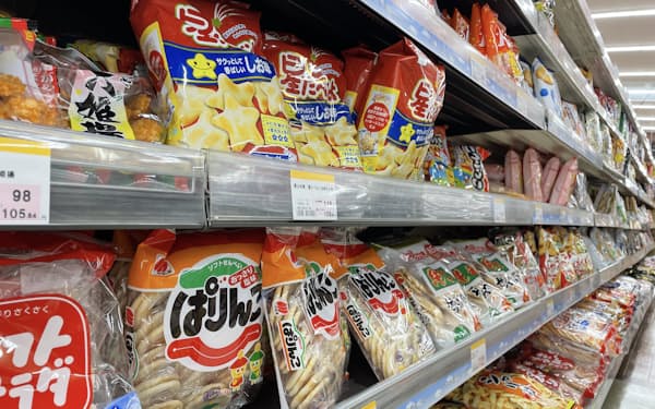 店頭に並ぶ三幸製菓の「ぱりんこ」（9月6日、新潟市内のスーパー）