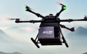 新興企業スカイエアのドローンは、自宅に着陸するのではなく、建物の屋上に設置された専用ボックス「スカイポッド」に荷物を投下する仕組みだ=企業提供 新興企業スカイエアのドローンは、自宅に着陸するのではなく、建物の屋上に設置された専用ボックス「スカイポッド」に荷物を投下する仕組みだ=企業提供