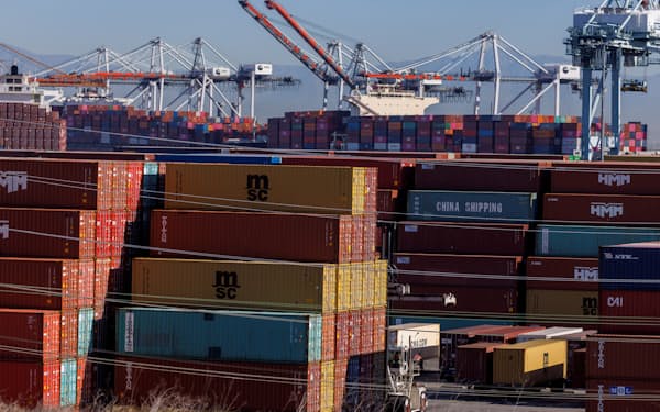 港湾の混雑や輸送費高騰が歴史的インフレの一因だった（2021年11月、米ロサンゼルス港）＝ロイター