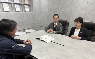 十六銀行は顧客企業の温暖化ガス排出量を把握し、太陽光発電パネルの設置などを提案している