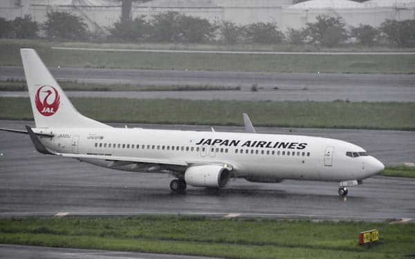　日本航空のボーイング737＝26日午前、成田空港