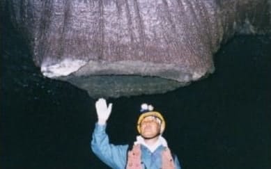 ハワイ島キラウエア火山の麓にあるカズムラ洞窟を訪ねた際の筆者
