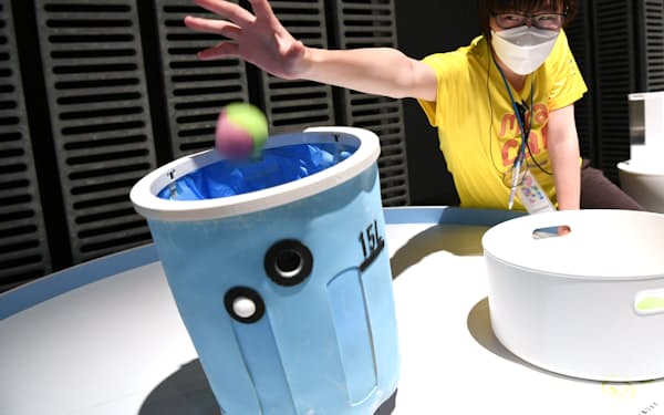 ゴミを入れるとヨタヨタとお辞儀をする「ゴミ箱ロボット」（東京都江東区の日本科学未来館で今年３～８月に開かれた「きみとロボット」展）