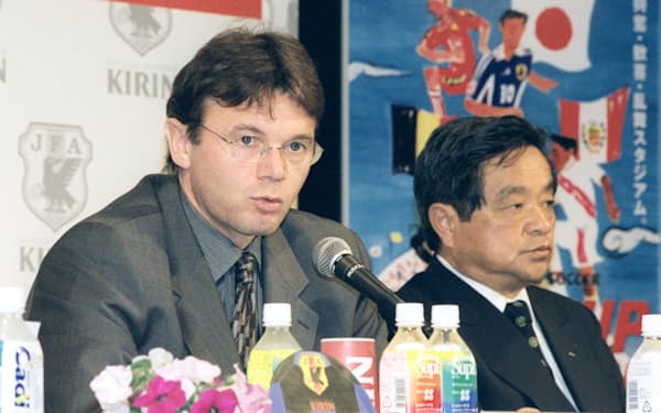 1999年5月、日本代表メンバーを発表するトルシエ監督（左）と日本サッカー協会の森健児専務理事＝共同