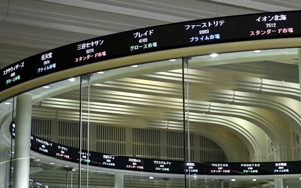 東証の株価電光掲示板「チッカー」に表示された新市場区分（11日）