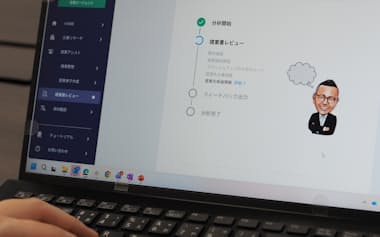 KDDIで使われている「AI本部長」。思考パターンや口癖を学ばせて再現したほか、本人の似顔絵を画面上に表示する(東京都港区)
