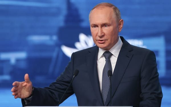 ロシアのプーチン大統領は７日、東方経済フォーラムで演説した＝ＡＰ