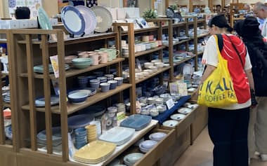 長崎県は波佐見焼産業を支援する(同県波佐見町の物産館)