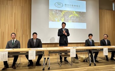 岐阜信用金庫などは森林J―クレジットの契約について記者会見した(18日、岐阜市)