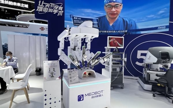 上海微創医療機器人が開発した腹腔（ふくくう）鏡手術ロボットは遠隔手術にも成功した（１日、中国・上海市）