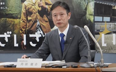 記者会見する丹羽社長(18日、東京・千代田)