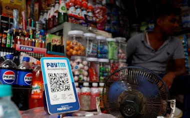 インドの商店ではQRコードを使った決済が普及している=ロイター