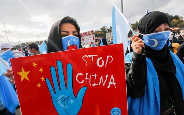 中国政府に抗議するウイグル族（１日、イスタンブール）＝ロイター