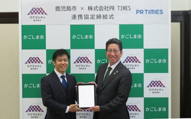 連携協定を結んだPR TIMESの山口拓己社長㊧と鹿児島市の下鶴隆央市長(18日、鹿児島市役所)