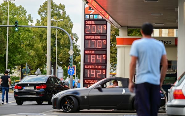 Petrol prices are displayed at a bft petrol station one day before the fuel discount in Germany expires after a temporary reduction of the energy tax to the minimum level set by the EU came to an end in Bonn, Germany, August 31, 2022. REUTERS/Benjamin Westhoff