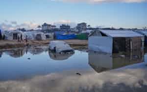 浸水したガザ中部の難民キャンプ(17日)=AP 浸水したガザ中部の難民キャンプ(17日)=AP