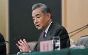 記者会見する中国の王毅外相(24年3月、北京) 記者会見する中国の王毅外相(24年3月、北京)