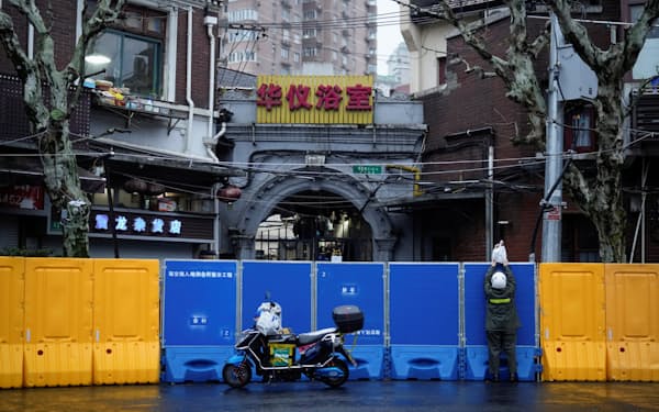 都市封鎖がネット通販各社の業績の明暗をわけた（３月、上海）＝ロイター