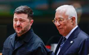 EU首脳会議に参加したコスタ大統領㊨とウクライナのゼレンスキー大統領(18日、ブリュッセル)=AP EU首脳会議に参加したコスタ大統領㊨とウクライナのゼレンスキー大統領(18日、ブリュッセル)=AP