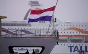 タリンに停泊中のオランダ海軍のフリゲート艦「トロンプ」。付近を民間船が航行する(17日) タリンに停泊中のオランダ海軍のフリゲート艦「トロンプ」。付近を民間船が航行する(17日)