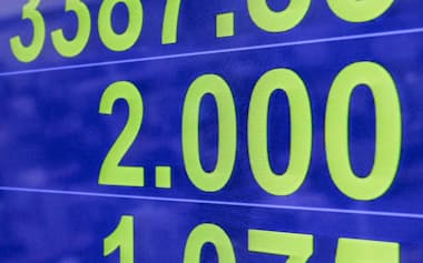 長期金利が2%をつけた(19日、東京・大手町)