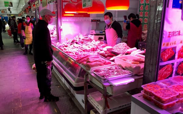 豚肉は２割値上がりし物価を押し上げた（北京市内の食品市場）