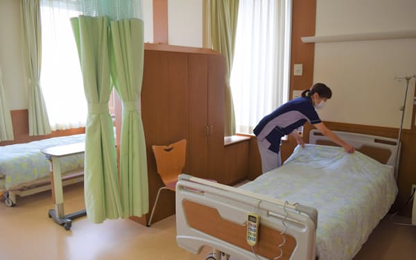 豊田厚生病院でコロナ病床の準備をする看護師（7月）