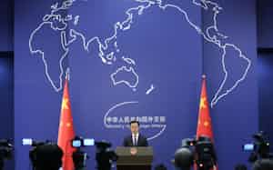記者会見する中国外務省の郭嘉昆副報道局長(17日、北京)=共同 記者会見する中国外務省の郭嘉昆副報道局長(17日、北京)=共同