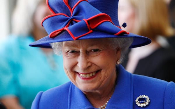 ケンブリッジ大の施設開所に立ち会った英女王エリザベス２世（2011年）＝ロイター
