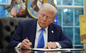 米国の永住権を取得できる「ゴールドカード」の新制度整備を命じる大統領令に署名するトランプ大統領=9月、ホワイトハウス(ロイター=共同) 米国の永住権を取得できる「ゴールドカード」の新制度整備を命じる大統領令に署名するトランプ大統領=9月、ホワイトハウス(ロイター=共同)